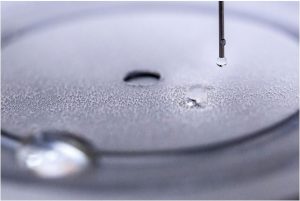 تصویر یک قطره آب که بر روس پوشش خودترمیم شونده و آبگریزی که سوخته است، قرار گرفته است. با این حال آبگریزی پوشش حفظ شده است